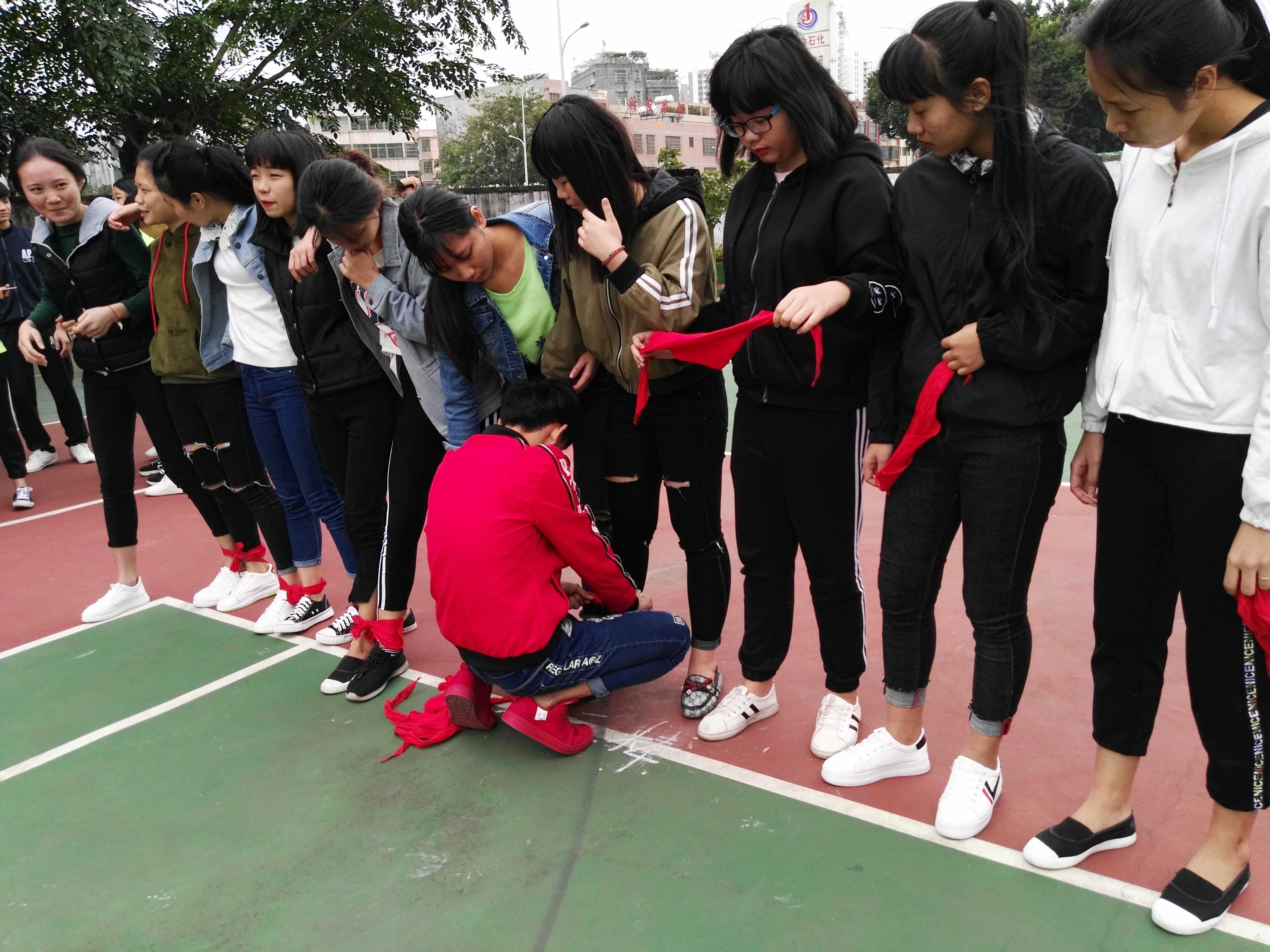 绑腿跑接力赛活动